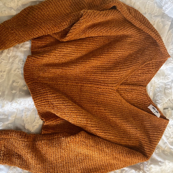 Crop off shoulder sweater - Picture 1 of 3